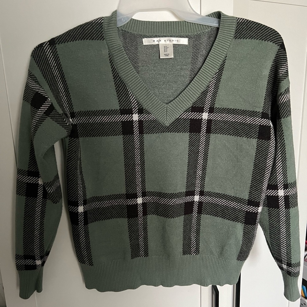 Max Studio Sweater size small, like a mint green color